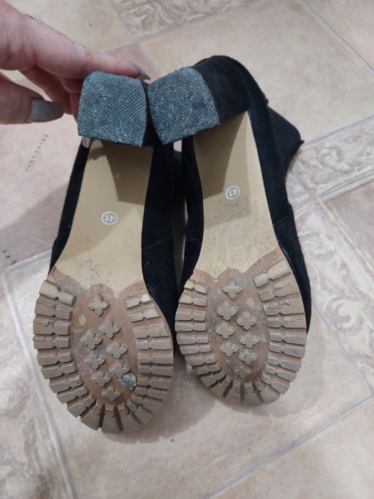 Продам ботильоны .ботинки . женски 40 размер. 3000е