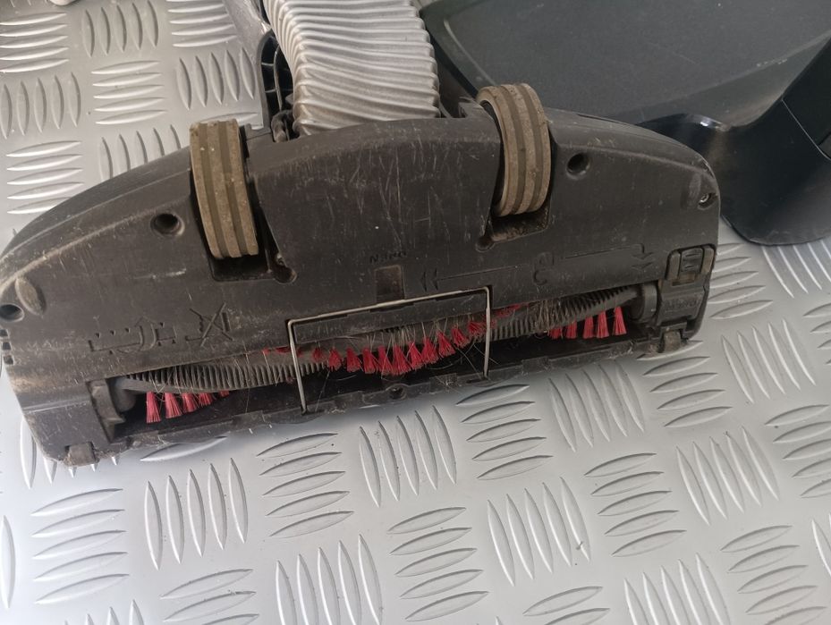 Права безкабелна прахосмукачка AEG 2в1