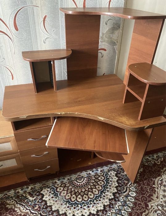 Компьютерный стол даром!