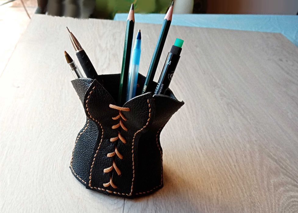 Черен кожен моливник ръчно изработен - за моливи четки инструменти