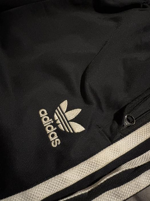 Vând pantaloni de trening Adidas Originals,