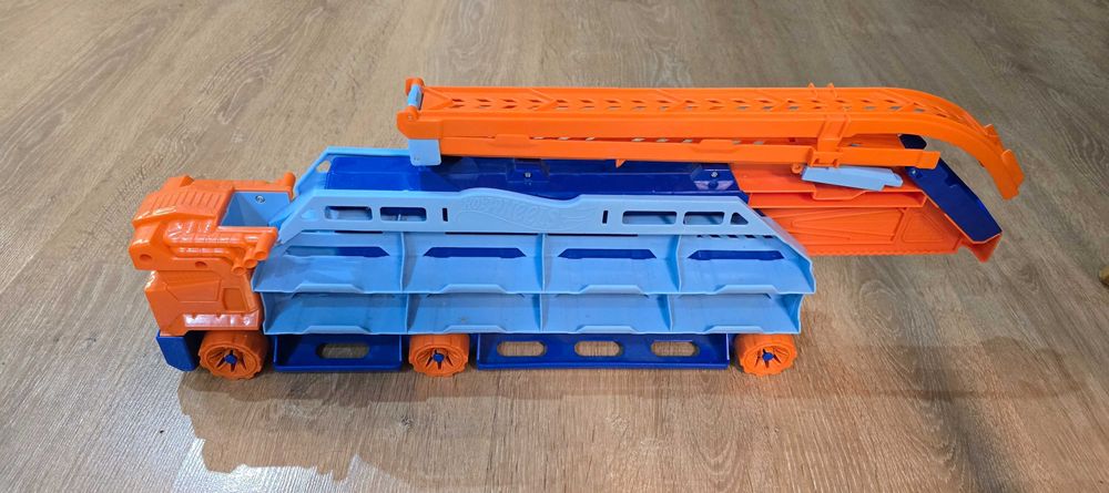Hot Wheels TRUCKS автовоз с писта