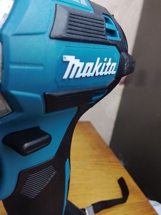 Autofiletanta impact Makita DTD173 cu o baterie de 6a NOU