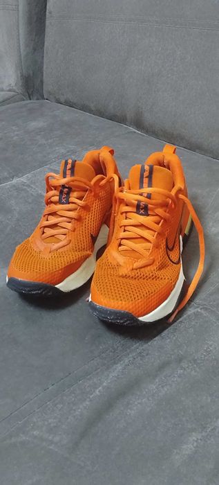 маратонки Nike...