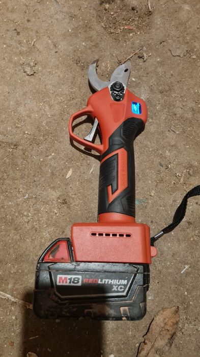Vând foarfeca pomi compatibila cu baterii milwaukee de 18v