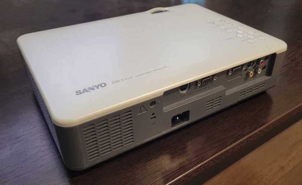 Мультимедийный видеопроектор Sanyo PLC-XU75