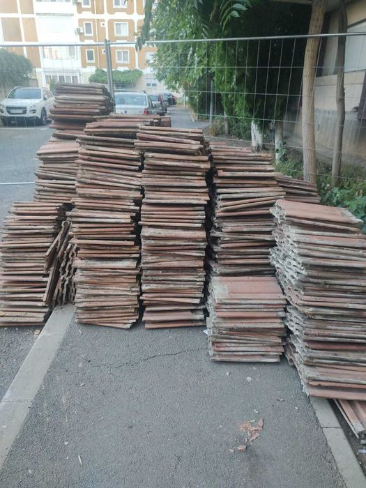 Vând țigla ceramica in stare foarte buna utilizată.