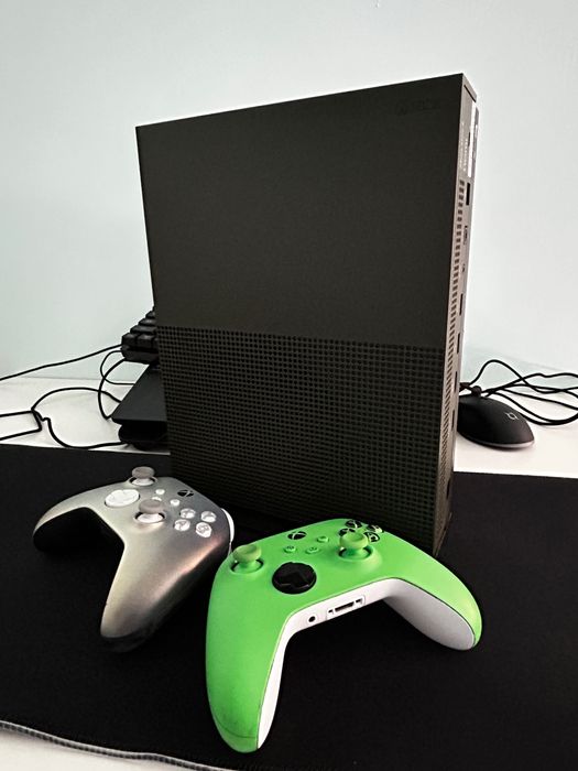 XBOX ONE S 1TB + Doua controllere
