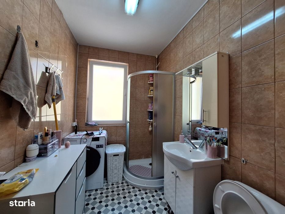 Apartament cu 2 camere, decomandat, 2 balcoane, zona Porii