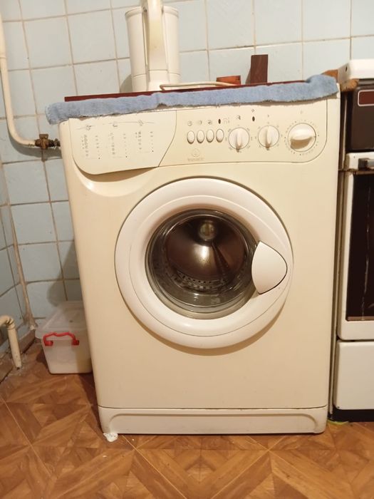 Стиральная машинку Indesit
