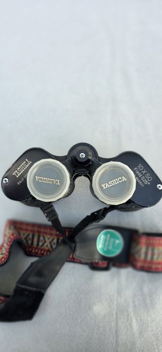 Binoclu Yashica 10x50.
