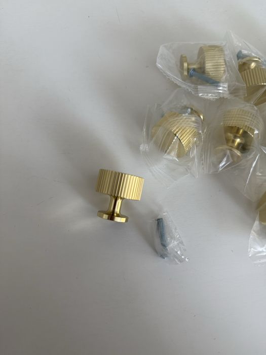 Butoni mobilier moderni aurii