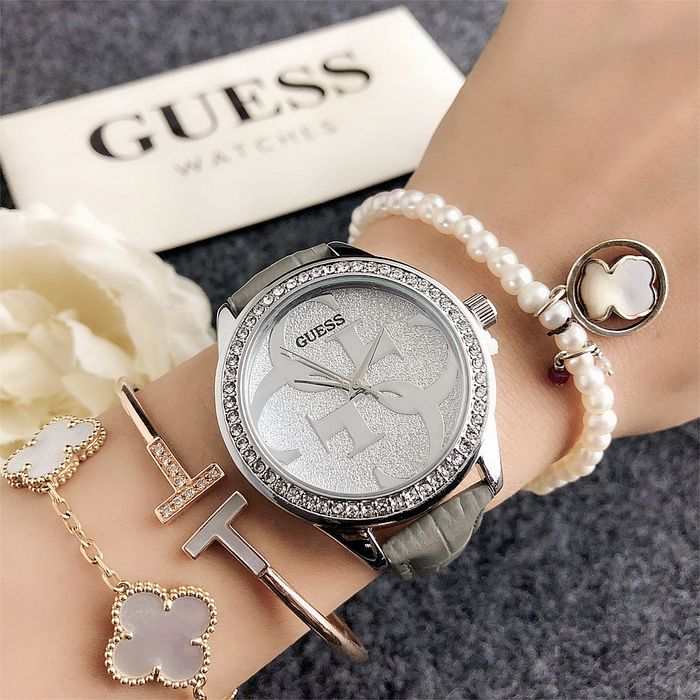 Дамски ръчен часовник Guess с кожена верижка