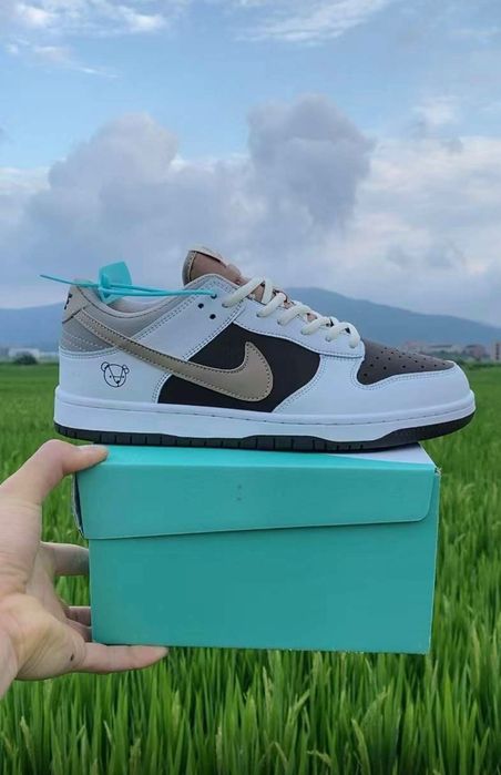 Новые кроссовки.