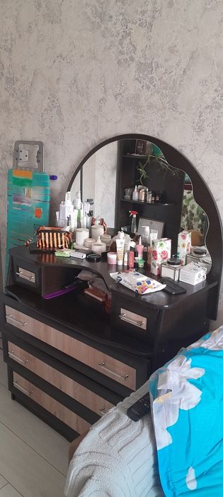 Продам комод зеркалом в отличном состоянии