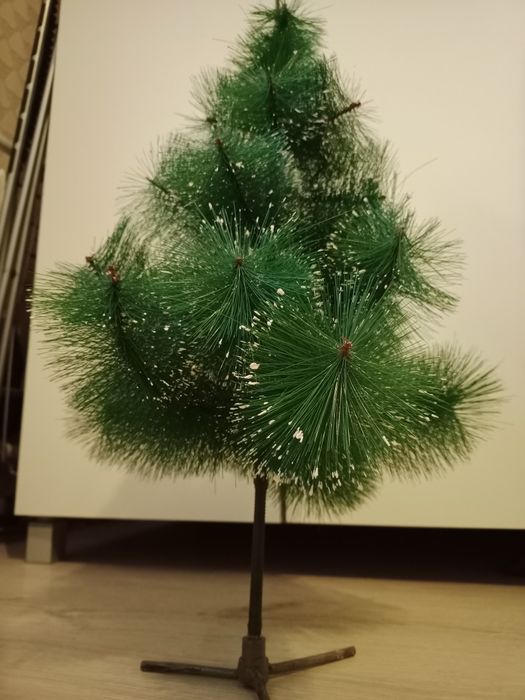 Настольная елка с мишурой и игрушками