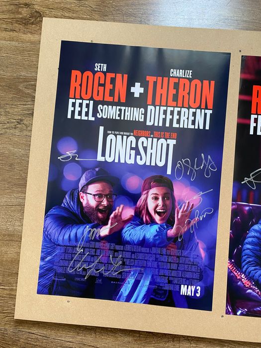 Postere Long Shot cu autografe semnate de Charlize Theron, Seth Rogen