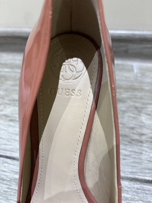 Оригинални обувки на ток guess