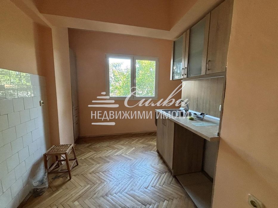 Дава се под наем Тристаен апартамент в Шумен, Център - 90 кв.м за 408 € - Снимка #2