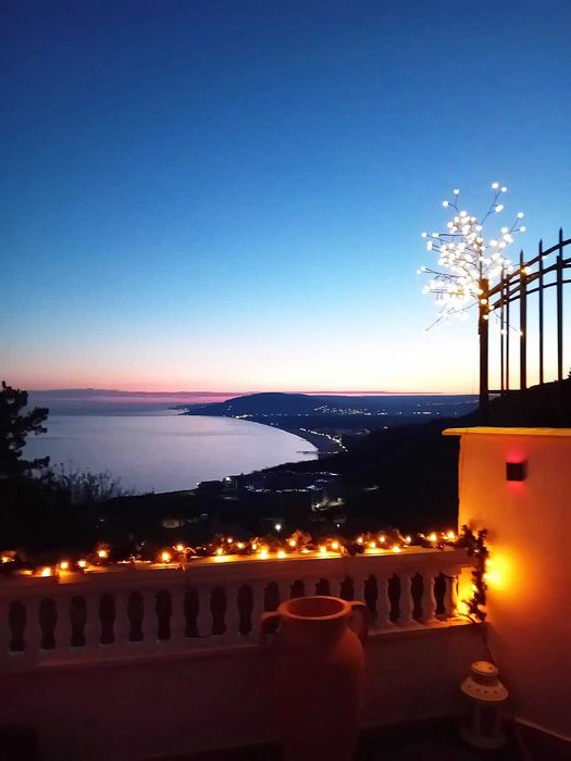 Луксозна триетажна къща с басейн, сауна и гараж в гр. Балчик