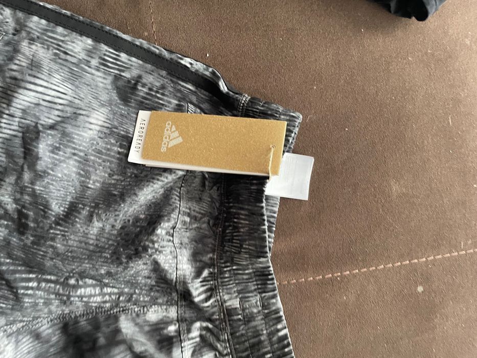 Намалавяма Нови къси панталонки Адидас, оригинални размер xs