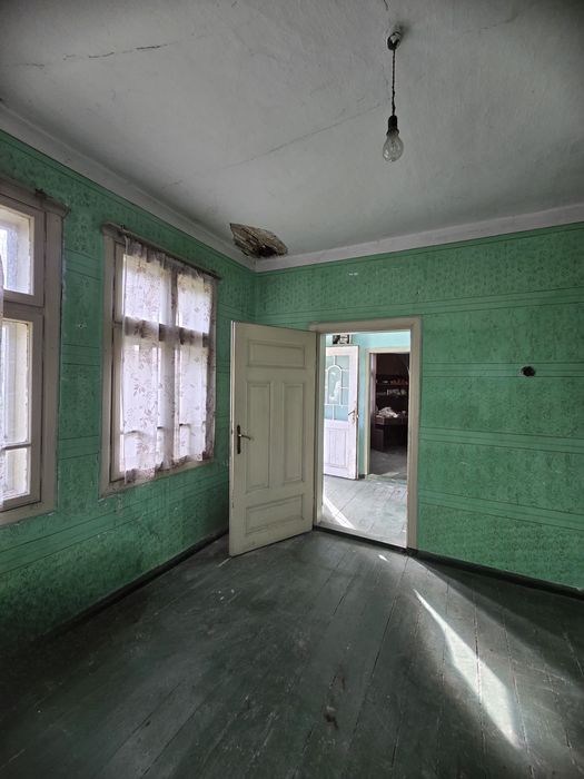 Едноетажна, тухлена къща в село Поликраище