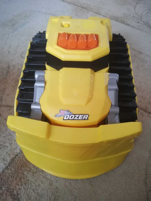 Супер мощен булдозер, познат от ТВ реклама