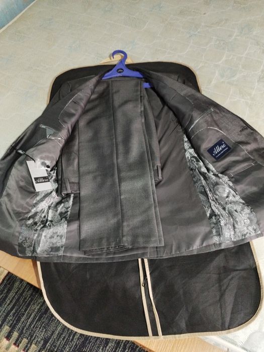 Продам костюмы мужские