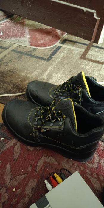 Продавам работни мъжки маратонки 44 номер