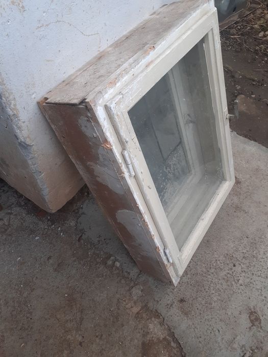 Vand fereastra cu tamplarie din lemn si geamuri duble pt baie /camara