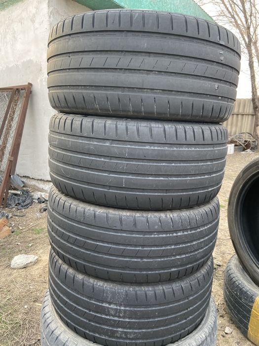 Комплект летние разношиирокие шины 245/40/20 275/35/20 Powertrack.