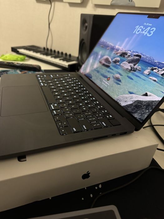 MacBook pro 14 с гарантией. 2024 MacBook Pro  14.2/ 24 гб/ SSD 1024г