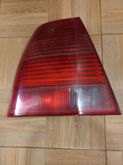 Продавам ляв стоп  за VW BORA