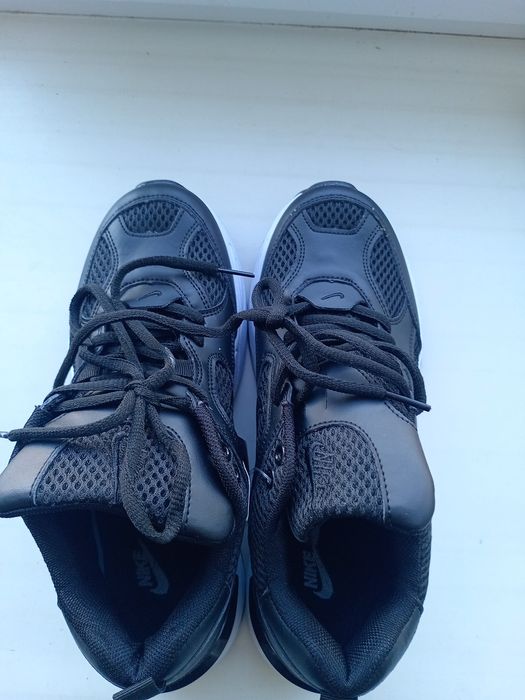 Кроссовки Nike срочно продам