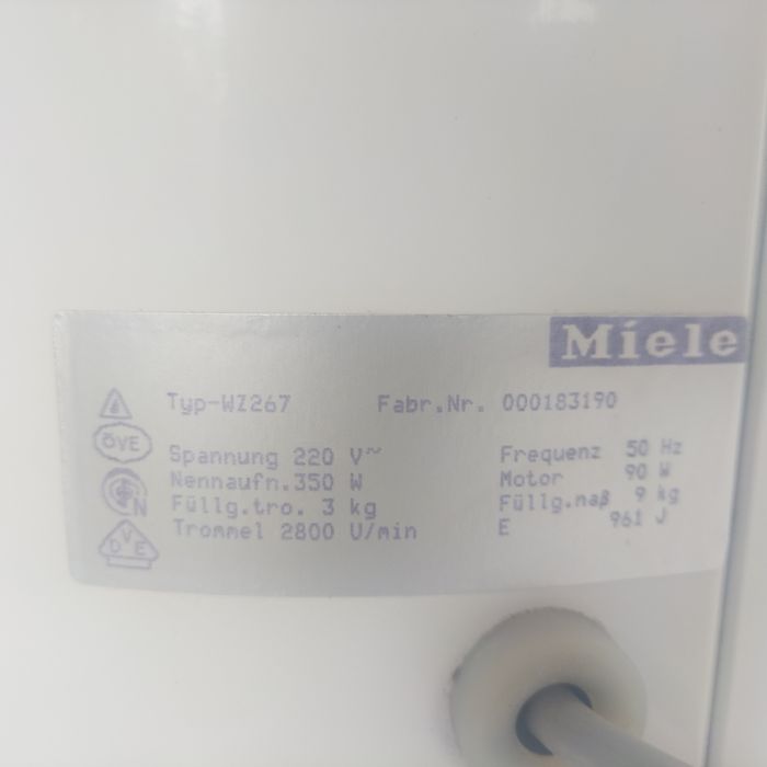 Компактна преносима сушилня за дрехи MIELE с вместимост 3 кг.