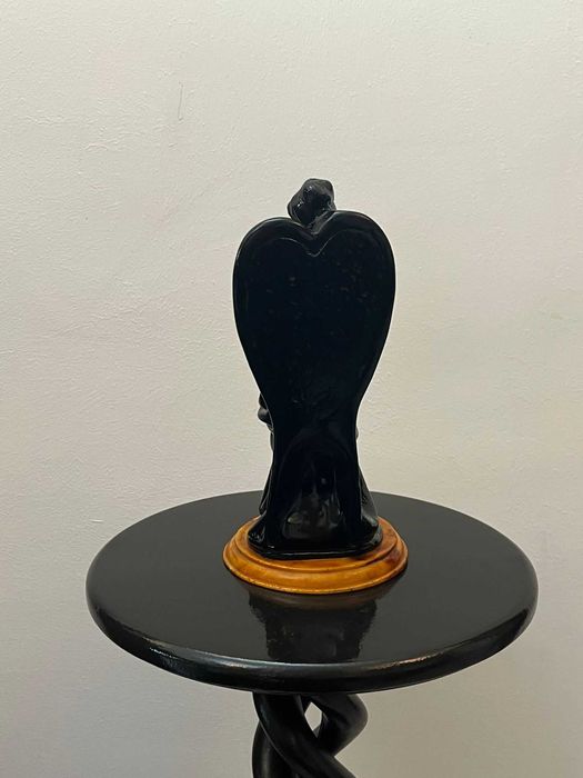 Statueta figurina metalica pe soclu bibelou bibelouri semnata ieftina