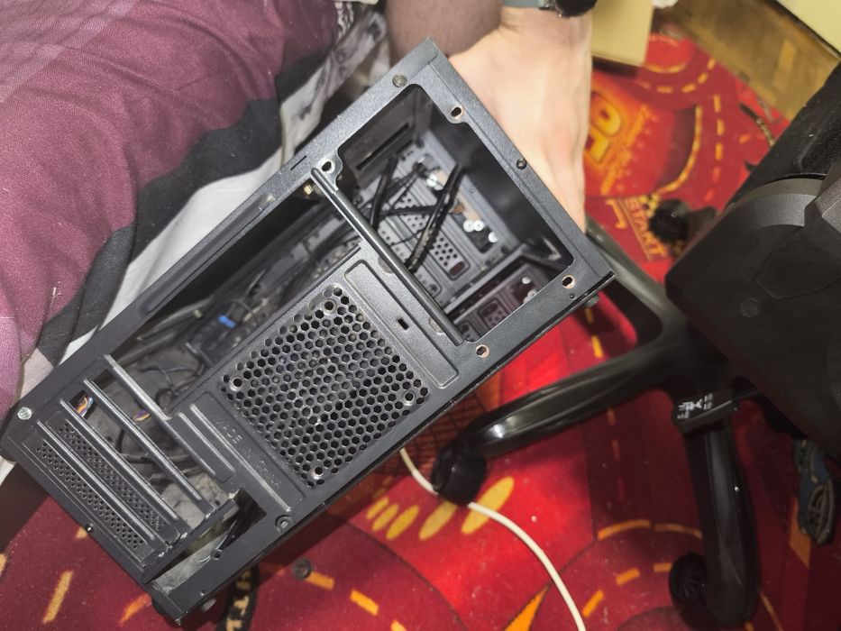 Carcasa Aqirys , foarte buna pentru pc uri low-mid