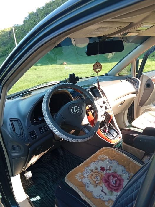 Машина Lexus Rx300
