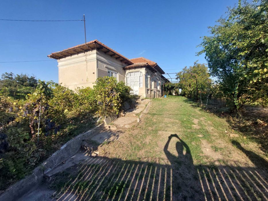 vand casa si 2 hectare teren in curte