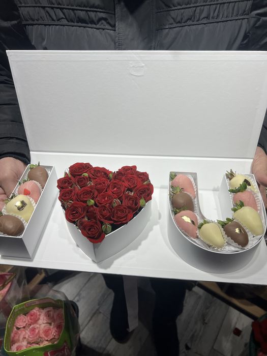 Клубника в шоколаде с цветами