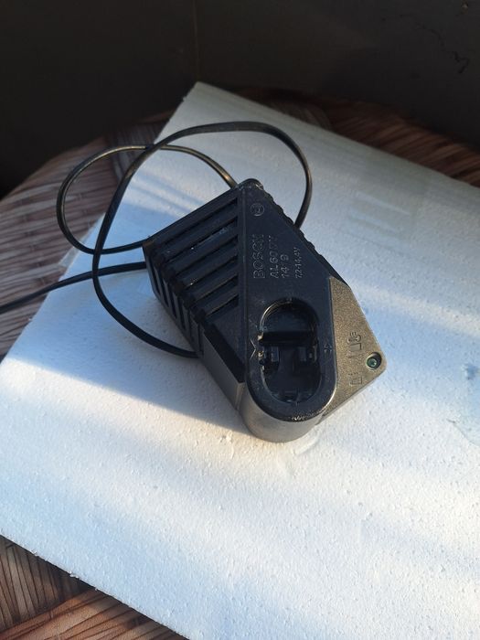 Винтоверт BOSH  със зарядно към него