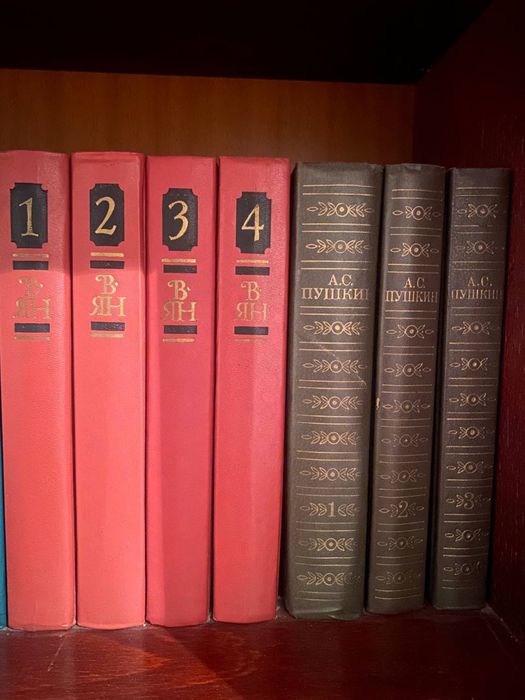 Продаются книги. Старые тома