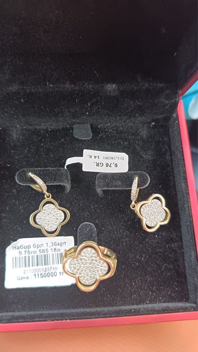 Продам золотой комплект с бриллиантами