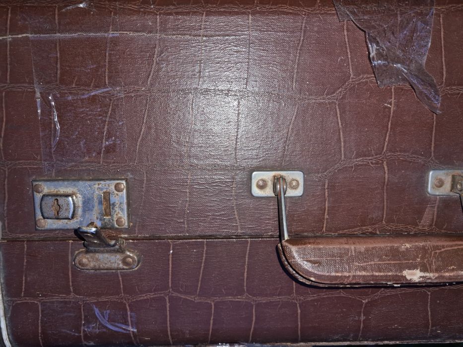 Продаётся чемодан.