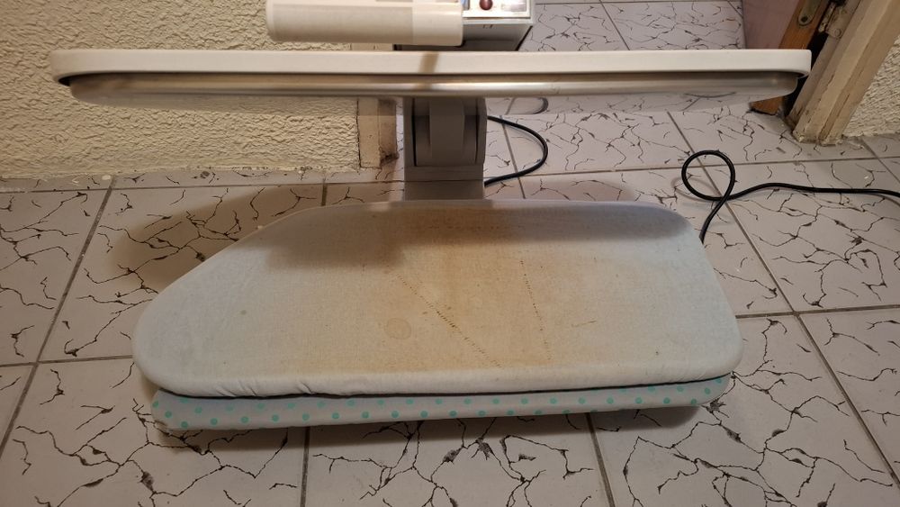 Aparatul din imagine este o presă de călcat Elnapress 2000. 
Utilizeaz