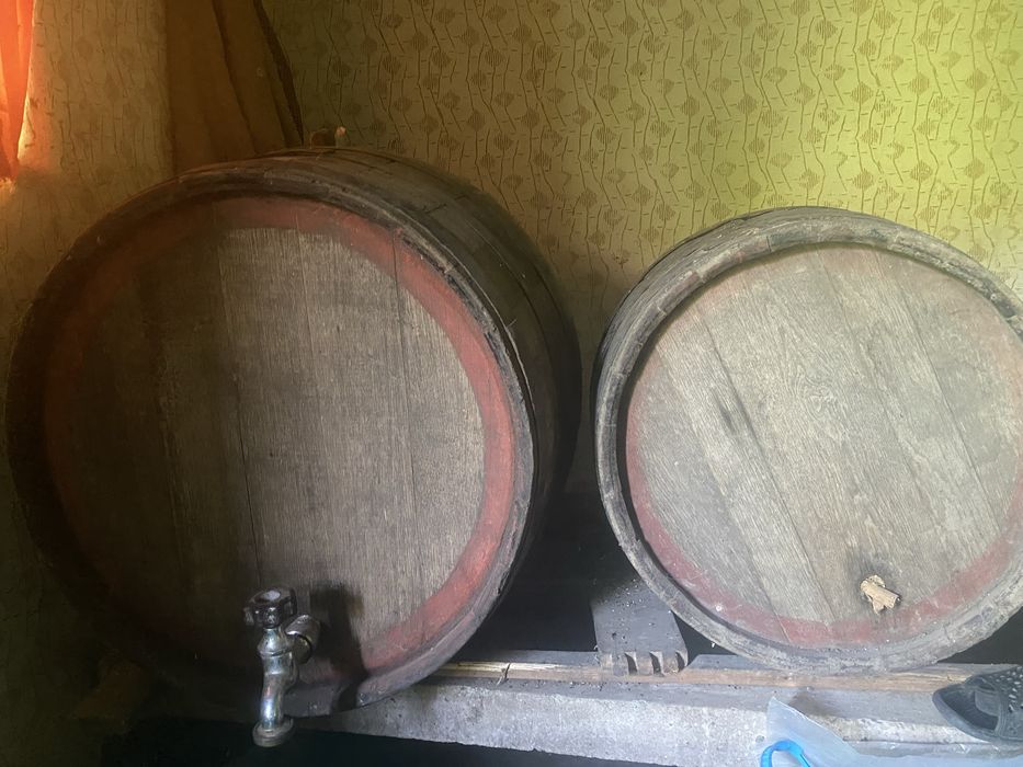 2 butoaie vin si o tocitoare