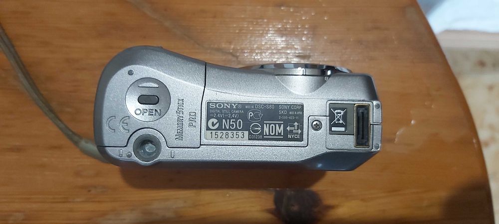 Продавам Sony Cyber-Shot DSC-S80 4.1MP Digital Camera