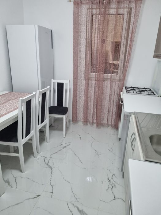 Închiriez apt 3 camere zona Podgoria etaj 1