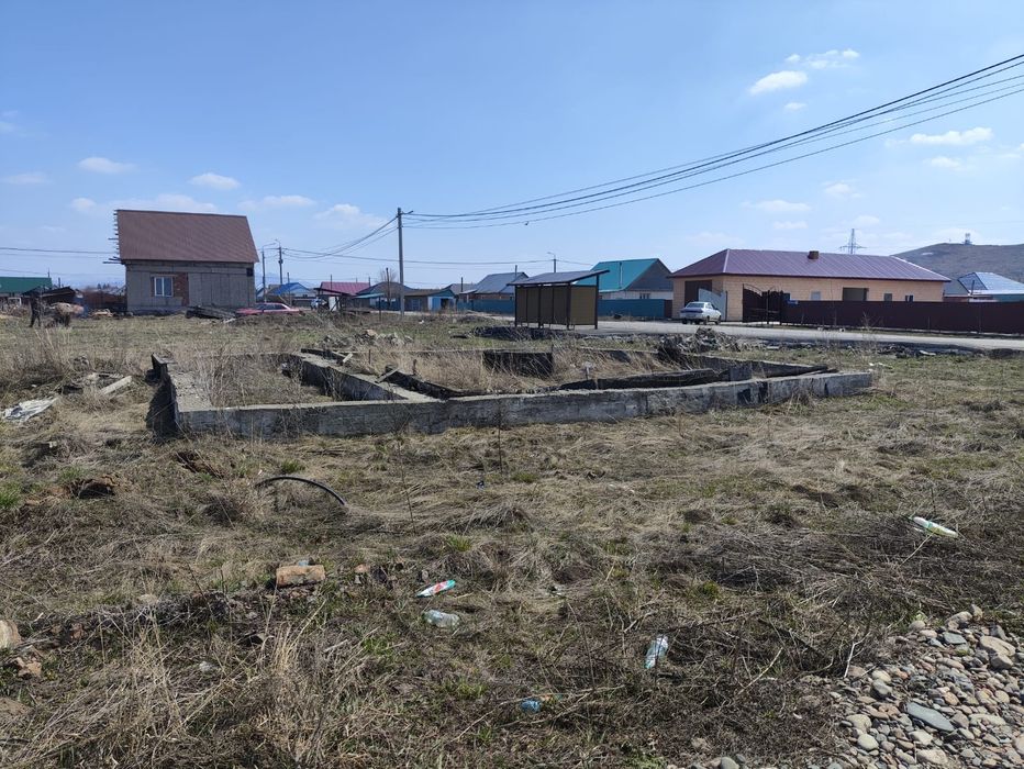 Продам в меновном участок с фундаментом