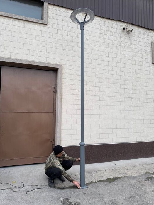 Столб фонарный для освещения улиц, прогулочных дорожек